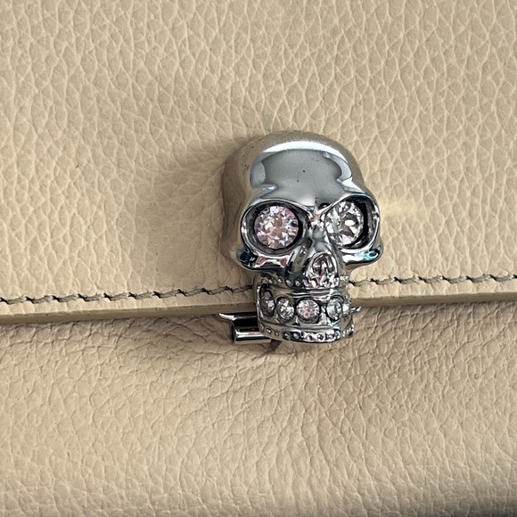 ALEXANDER MCQUEEN Light Latte Continental Card Wallet Silver Skull Closure - Picture 2 of 16